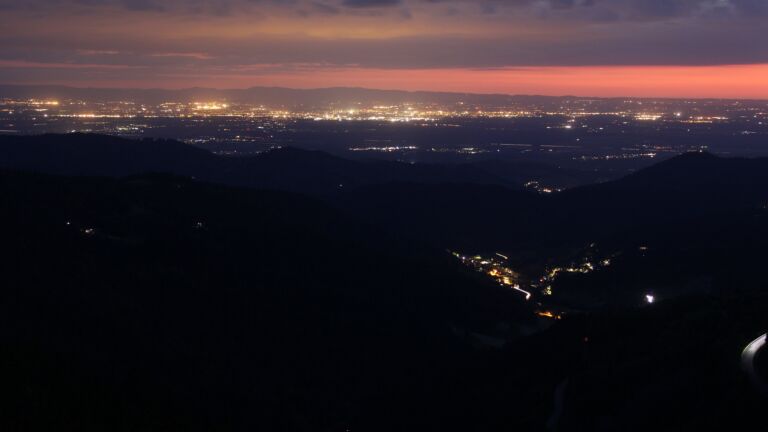Dieses Bild zeigt eine Webcam-Aufnahme vom Achertal, aufgenommen am Freitag, den 16.05.2025 um 22:10 Uhr. Die Temperatur betrug 8.8°C.