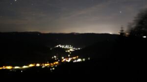 Dieses Bild zeigt eine Webcam-Aufnahme vom Achertal, aufgenommen am Montag, den 08.06.2026 um 02:00 Uhr. Die Temperatur betrug 15.3°C.