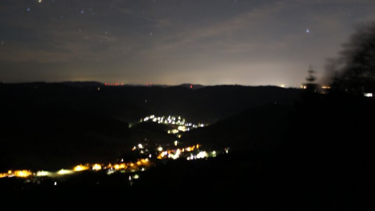 Dieses Bild zeigt eine Webcam-Aufnahme vom Achertal, aufgenommen am Montag, den 08.06.2026 um 02:00 Uhr. Die Temperatur betrug 15.3°C.