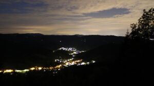 Dieses Bild zeigt eine Webcam-Aufnahme vom Achertal, aufgenommen am Sonntag, den 17.05.2026 um 22:50 Uhr. Die Temperatur betrug 10.7°C.