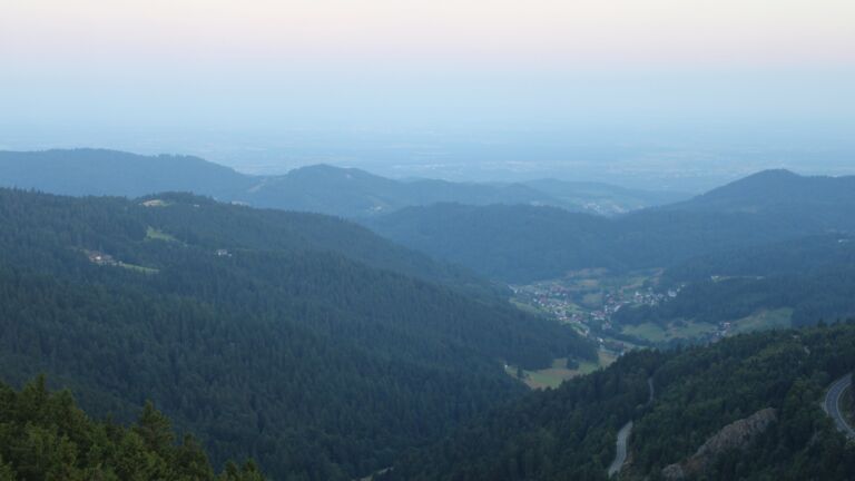 Dieses Bild zeigt eine Webcam-Aufnahme vom Achertal, aufgenommen am Freitag, den 11.07.2025 um 05:50 Uhr. Die Temperatur betrug 13.6°C.
