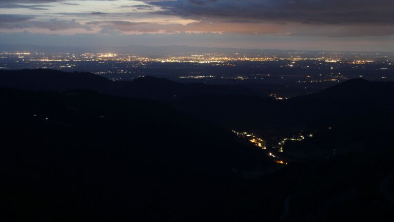 Dieses Bild zeigt eine Webcam-Aufnahme vom Achertal, aufgenommen am Donnerstag, den 26.06.2025 um 22:40 Uhr. Die Temperatur betrug 16.4°C.
