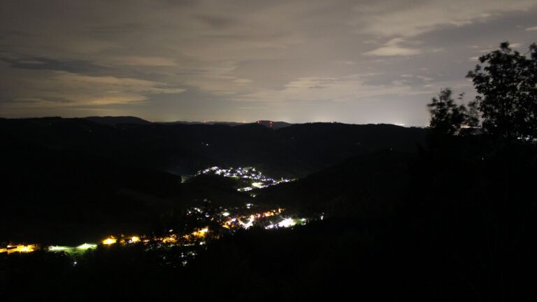 Dieses Bild zeigt eine Webcam-Aufnahme vom Achertal, aufgenommen am Freitag, den 18.09.2026 um 00:30 Uhr. Die Temperatur betrug 13.6°C.