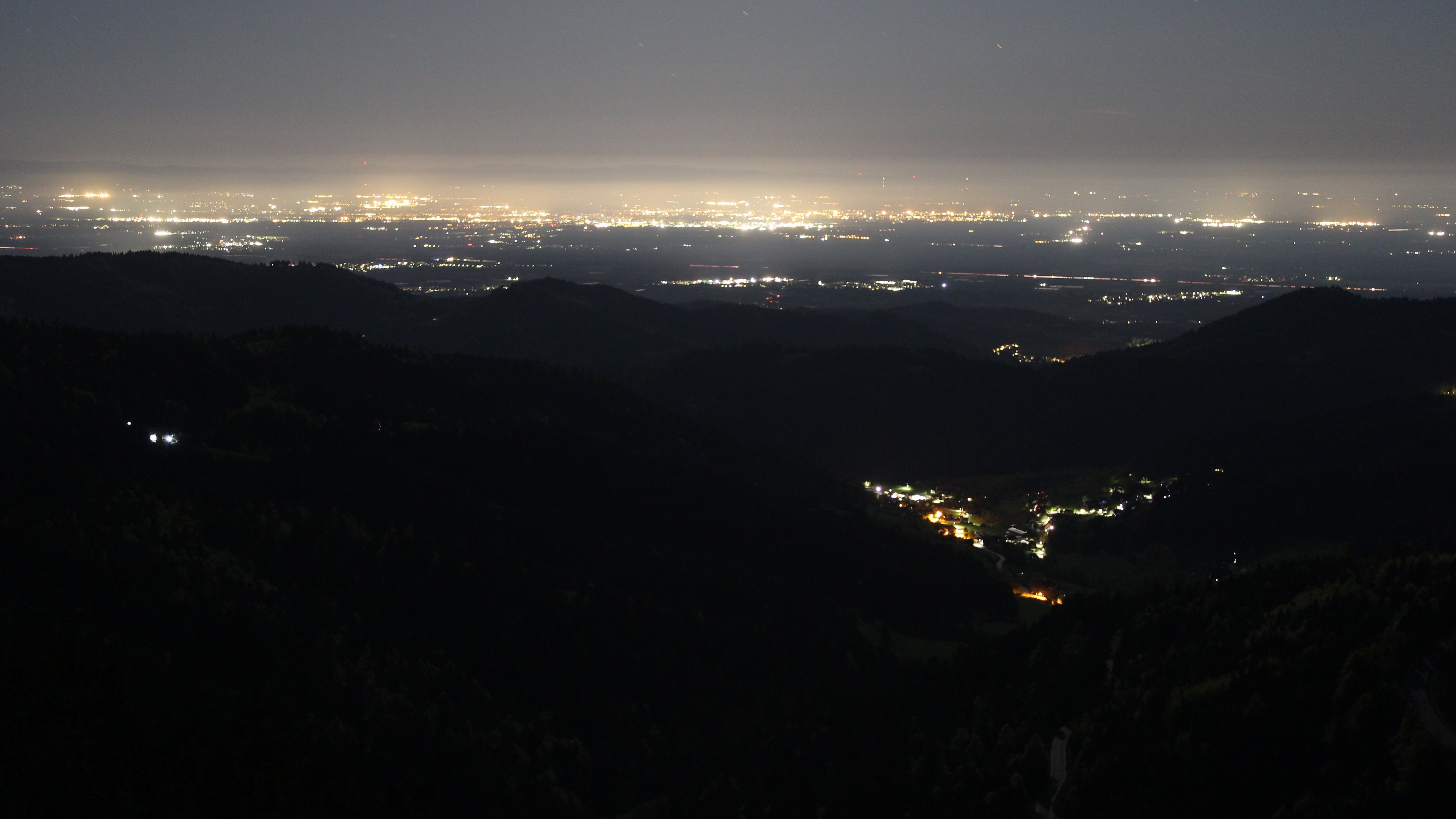 Dieses Bild zeigt eine Webcam-Aufnahme vom Achertal, aufgenommen am Samstag, den 25.04.2026 um 02:00 Uhr. Die Temperatur betrug 10.4°C.