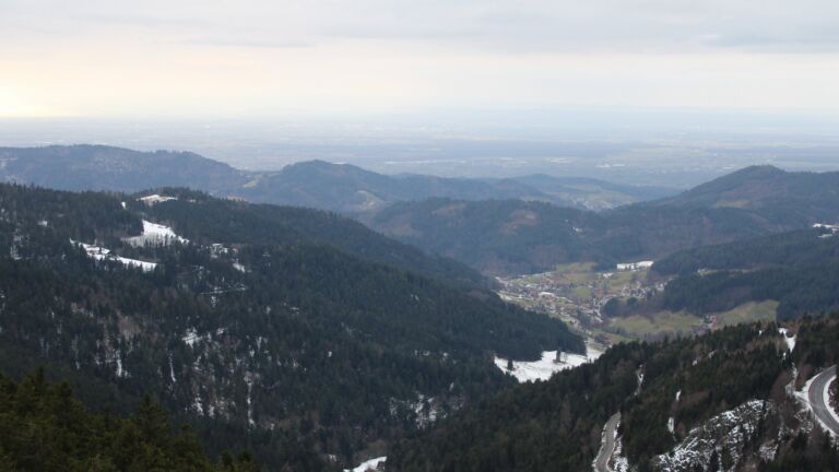 Dieses Bild zeigt eine Webcam-Aufnahme vom Achertal, aufgenommen am Mittwoch, den 14.01.2026 um 15:10 Uhr. Die Temperatur betrug 5.4°C.