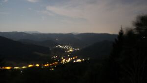 Dieses Bild zeigt eine Webcam-Aufnahme vom Achertal, aufgenommen am Sonntag, den 02.08.2026 um 04:30 Uhr. Die Temperatur betrug 18.8°C.