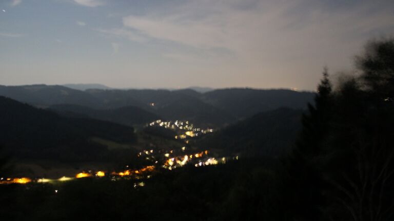 Dieses Bild zeigt eine Webcam-Aufnahme vom Achertal, aufgenommen am Sonntag, den 02.08.2026 um 04:30 Uhr. Die Temperatur betrug 18.8°C.