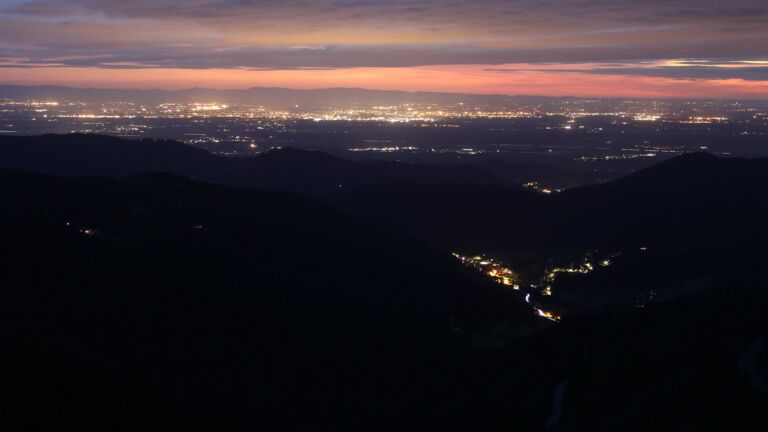 Dieses Bild zeigt eine Webcam-Aufnahme vom Achertal, aufgenommen am Donnerstag, den 29.05.2025 um 22:30 Uhr. Die Temperatur betrug 12.9°C.