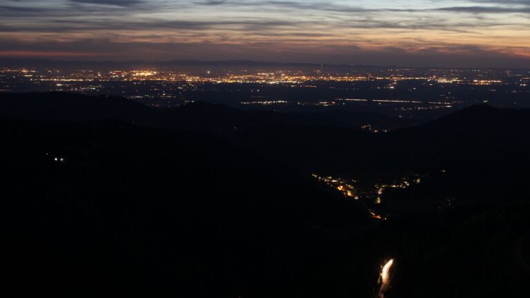 Dieses Bild zeigt eine Webcam-Aufnahme vom Achertal, aufgenommen am Sonntag, den 26.04.2026 um 21:40 Uhr. Die Temperatur betrug 10.2°C.