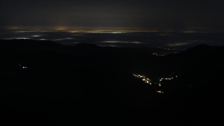 Dieses Bild zeigt eine Webcam-Aufnahme vom Achertal, aufgenommen am Mittwoch, den 01.10.2025 um 04:00 Uhr. Die Temperatur betrug 5.2°C.