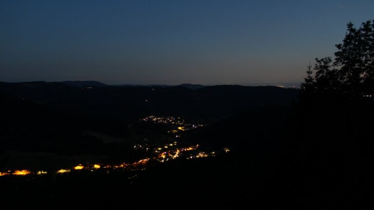 Dieses Bild zeigt eine Webcam-Aufnahme vom Achertal, aufgenommen am Mittwoch, den 01.07.2026 um 22:50 Uhr. Die Temperatur betrug 18.4°C.