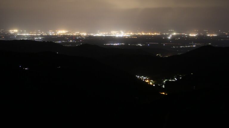 Dieses Bild zeigt eine Webcam-Aufnahme vom Achertal, aufgenommen am Samstag, den 03.05.2025 um 04:10 Uhr. Die Temperatur betrug 14.9°C.
