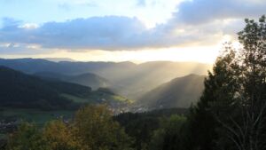 Dieses Bild zeigt eine Webcam-Aufnahme vom Achertal, aufgenommen am Mittwoch, den 28.10.2026 um 16:30 Uhr. Die Temperatur betrug 10.8°C.