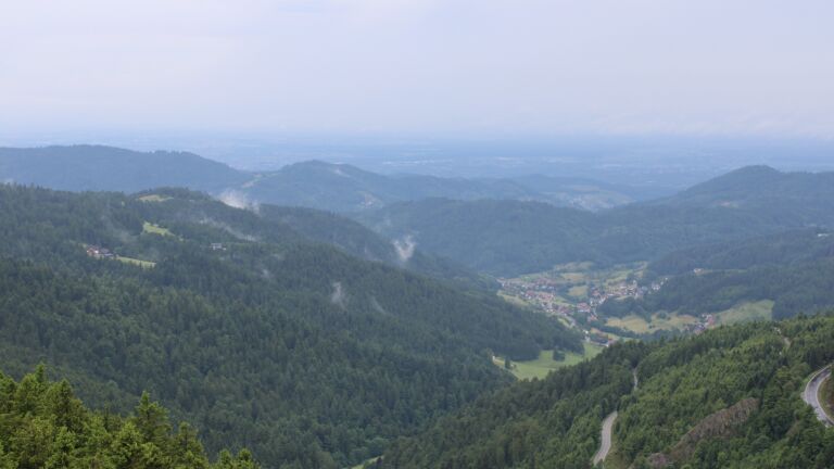 Dieses Bild zeigt eine Webcam-Aufnahme vom Achertal, aufgenommen am Mittwoch, den 04.06.2025 um 13:10 Uhr. Die Temperatur betrug 12.2°C.