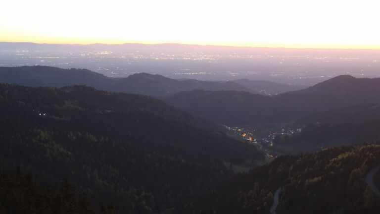 Dieses Bild zeigt eine Webcam-Aufnahme vom Achertal, aufgenommen am Donnerstag, den 23.04.2026 um 21:10 Uhr. Die Temperatur betrug 10.4°C.