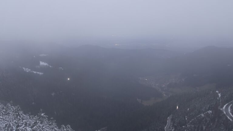 Dieses Bild zeigt eine Webcam-Aufnahme vom Achertal, aufgenommen am Freitag, den 28.11.2025 um 07:40 Uhr. Die Temperatur betrug 1.8°C.