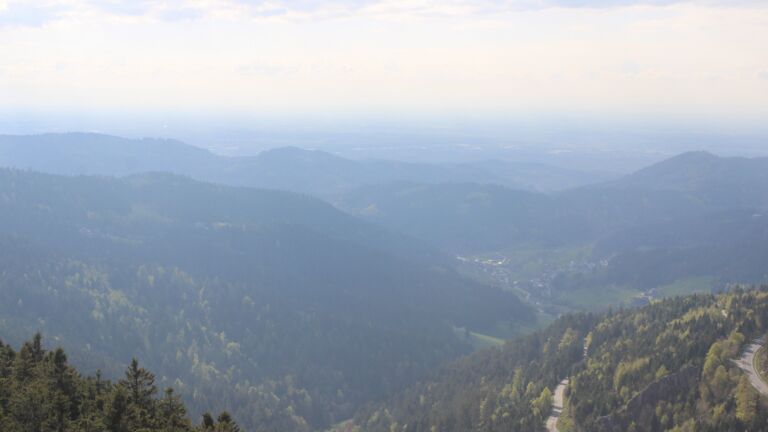 Dieses Bild zeigt eine Webcam-Aufnahme vom Achertal, aufgenommen am Dienstag, den 21.04.2026 um 17:00 Uhr. Die Temperatur betrug 4.6°C.