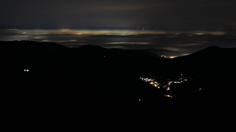 Dieses Bild zeigt eine Webcam-Aufnahme vom Achertal, aufgenommen am Dienstag, den 16.12.2025 um 04:00 Uhr. Die Temperatur betrug 10.1°C.