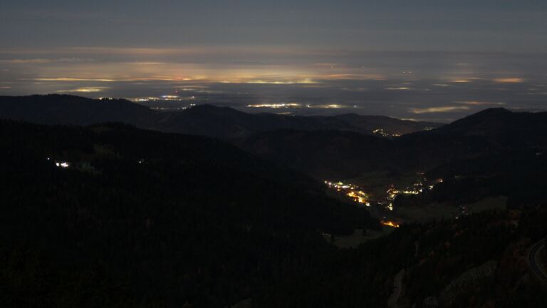 Dieses Bild zeigt eine Webcam-Aufnahme vom Achertal, aufgenommen am Montag, den 10.11.2025 um 03:00 Uhr. Die Temperatur betrug 4.6°C.