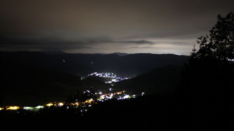 Dieses Bild zeigt eine Webcam-Aufnahme vom Achertal, aufgenommen am Samstag, den 16.05.2026 um 03:30 Uhr. Die Temperatur betrug 3.6°C.