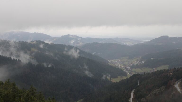 Dieses Bild zeigt eine Webcam-Aufnahme vom Achertal, aufgenommen am Sonntag, den 30.11.2025 um 11:20 Uhr. Die Temperatur betrug 2.7°C.