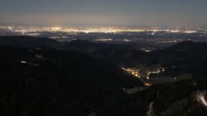 Dieses Bild zeigt eine Webcam-Aufnahme vom Achertal, aufgenommen am Sonntag, den 01.03.2026 um 22:30 Uhr. Die Temperatur betrug 3.8°C.