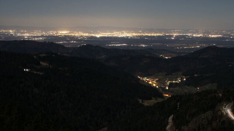 Dieses Bild zeigt eine Webcam-Aufnahme vom Achertal, aufgenommen am Sonntag, den 01.03.2026 um 22:30 Uhr. Die Temperatur betrug 3.8°C.