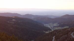 Dieses Bild zeigt eine Webcam-Aufnahme vom Achertal, aufgenommen am Dienstag, den 09.12.2025 um 16:30 Uhr. Die Temperatur betrug 10.4°C.