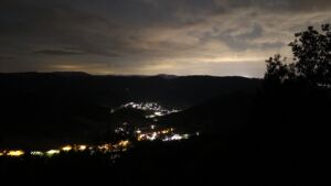 Dieses Bild zeigt eine Webcam-Aufnahme vom Achertal, aufgenommen am Freitag, den 21.08.2026 um 00:30 Uhr. Die Temperatur betrug 16.7°C.