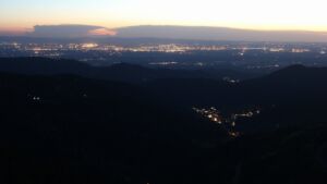 Dieses Bild zeigt eine Webcam-Aufnahme vom Achertal, aufgenommen am Freitag, den 01.05.2026 um 21:40 Uhr. Die Temperatur betrug 14.2°C.