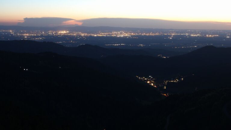 Dieses Bild zeigt eine Webcam-Aufnahme vom Achertal, aufgenommen am Freitag, den 01.05.2026 um 21:40 Uhr. Die Temperatur betrug 14.2°C.