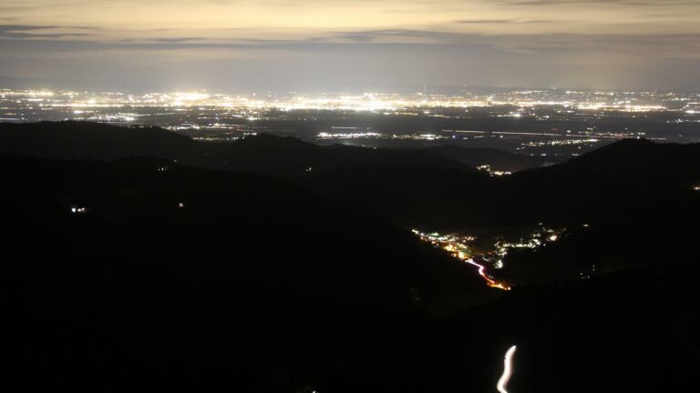 Dieses Bild zeigt eine Webcam-Aufnahme vom Achertal, aufgenommen am Freitag, den 13.03.2026 um 20:30 Uhr. Die Temperatur betrug 7.4°C.