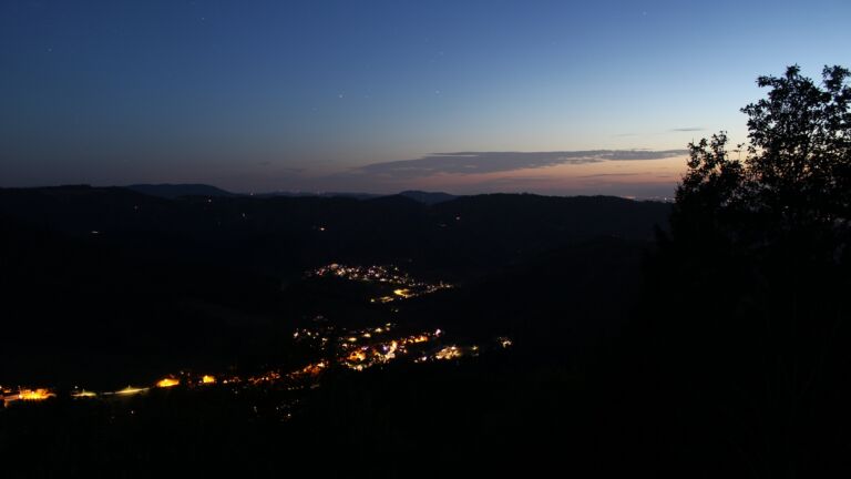 Dieses Bild zeigt eine Webcam-Aufnahme vom Achertal, aufgenommen am Sonntag, den 27.09.2026 um 20:10 Uhr. Die Temperatur betrug 23.9°C.