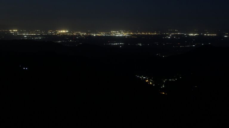 Dieses Bild zeigt eine Webcam-Aufnahme vom Achertal, aufgenommen am Donnerstag, den 30.04.2026 um 04:50 Uhr. Die Temperatur betrug 2.2°C.