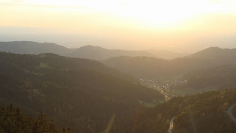 Dieses Bild zeigt eine Webcam-Aufnahme vom Achertal, aufgenommen am Freitag, den 17.04.2026 um 19:50 Uhr. Die Temperatur betrug 13.2°C.