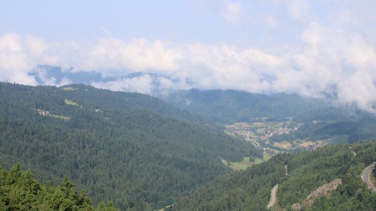 Dieses Bild zeigt eine Webcam-Aufnahme vom Achertal, aufgenommen am Montag, den 16.06.2025 um 09:50 Uhr. Die Temperatur betrug 13.8°C.