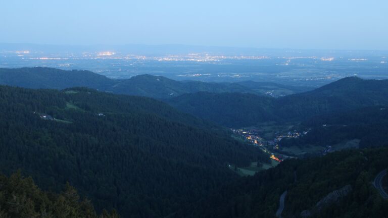 Dieses Bild zeigt eine Webcam-Aufnahme vom Achertal, aufgenommen am Freitag, den 16.05.2025 um 05:00 Uhr. Die Temperatur betrug 4.4°C.