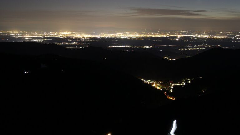 Dieses Bild zeigt eine Webcam-Aufnahme vom Achertal, aufgenommen am Samstag, den 04.04.2026 um 21:30 Uhr. Die Temperatur betrug 7.4°C.