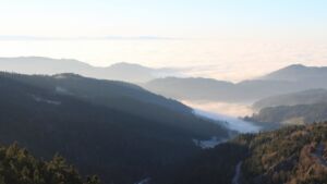 Dieses Bild zeigt eine Webcam-Aufnahme vom Achertal, aufgenommen am Montag, den 29.12.2025 um 15:40 Uhr. Die Temperatur betrug 1.6°C.