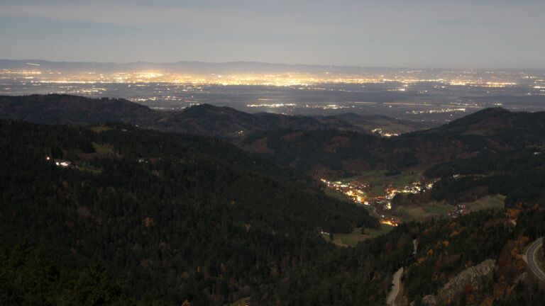 Dieses Bild zeigt eine Webcam-Aufnahme vom Achertal, aufgenommen am Mittwoch, den 05.11.2025 um 21:30 Uhr. Die Temperatur betrug 14.4°C.