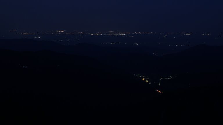 Dieses Bild zeigt eine Webcam-Aufnahme vom Achertal, aufgenommen am Freitag, den 13.06.2025 um 04:00 Uhr. Die Temperatur betrug 21.9°C.