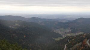 Dieses Bild zeigt eine Webcam-Aufnahme vom Achertal, aufgenommen am Samstag, den 01.11.2025 um 15:00 Uhr. Die Temperatur betrug 10.7°C.