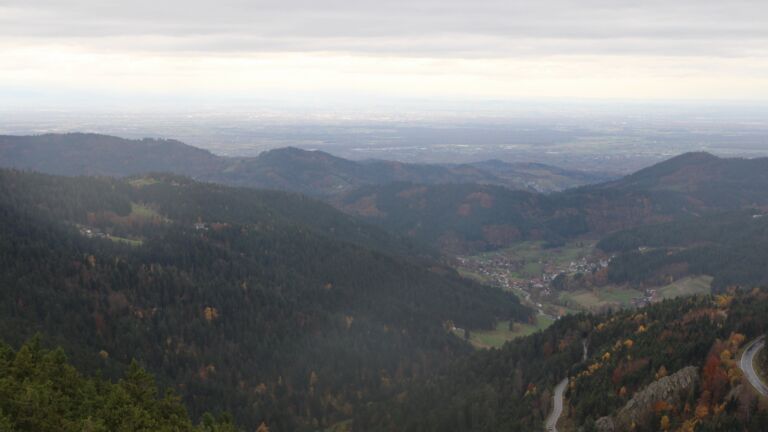 Dieses Bild zeigt eine Webcam-Aufnahme vom Achertal, aufgenommen am Samstag, den 01.11.2025 um 15:00 Uhr. Die Temperatur betrug 10.7°C.