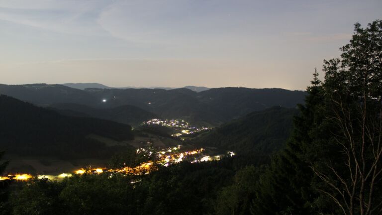 Dieses Bild zeigt eine Webcam-Aufnahme vom Achertal, aufgenommen am Samstag, den 30.05.2026 um 23:00 Uhr. Die Temperatur betrug 22.8°C.