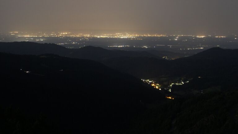 Dieses Bild zeigt eine Webcam-Aufnahme vom Achertal, aufgenommen am Samstag, den 14.06.2025 um 03:20 Uhr. Die Temperatur betrug 23.3°C.