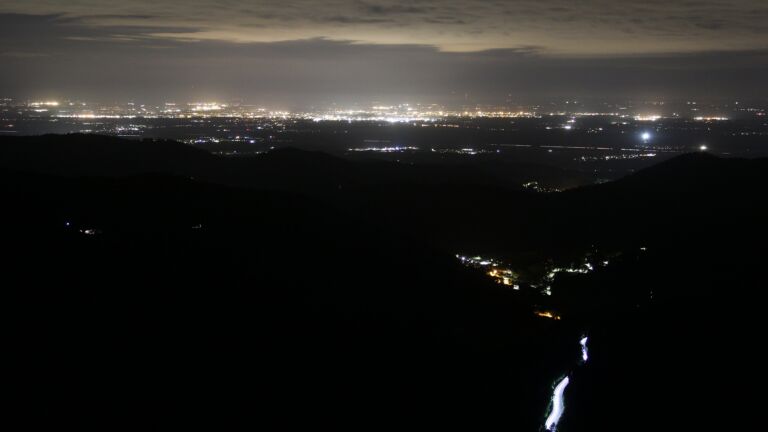 Dieses Bild zeigt eine Webcam-Aufnahme vom Achertal, aufgenommen am Freitag, den 30.05.2025 um 01:30 Uhr. Die Temperatur betrug 12.6°C.