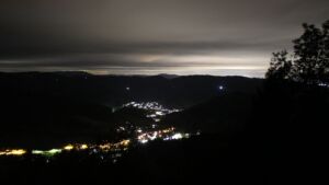 Dieses Bild zeigt eine Webcam-Aufnahme vom Achertal, aufgenommen am Samstag, den 10.10.2026 um 00:30 Uhr. Die Temperatur betrug 8°C.