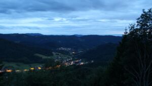Dieses Bild zeigt eine Webcam-Aufnahme vom Achertal, aufgenommen am Mittwoch, den 10.06.2026 um 22:10 Uhr. Die Temperatur betrug 8.6°C.