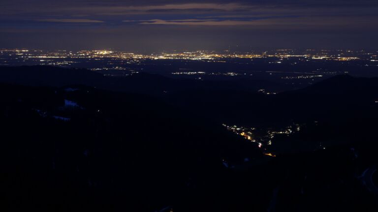 Dieses Bild zeigt eine Webcam-Aufnahme vom Achertal, aufgenommen am Freitag, den 03.04.2026 um 20:50 Uhr. Die Temperatur betrug 5.2°C.