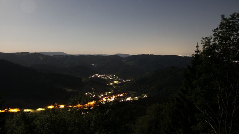 Dieses Bild zeigt eine Webcam-Aufnahme vom Achertal, aufgenommen am Donnerstag, den 28.05.2026 um 23:30 Uhr. Die Temperatur betrug 18.4°C.